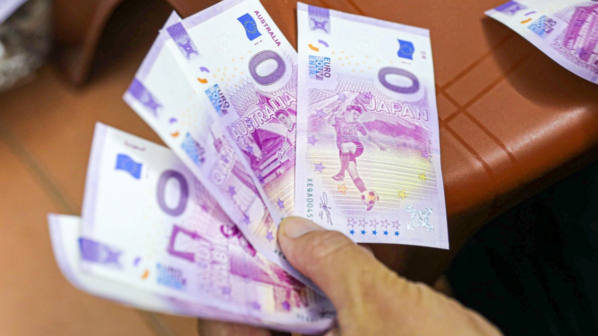 EURO souvenir banknote for 2022 FIFA World Cup goes on sale in Vietnam